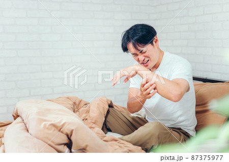 腕が痛い男性 87375977