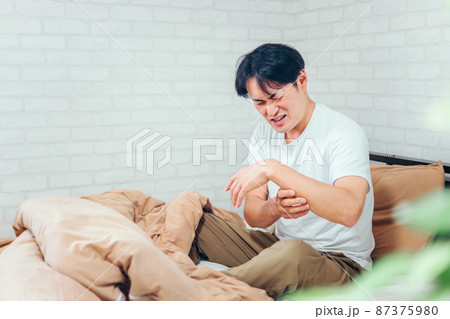 腕が痛い男性 87375980