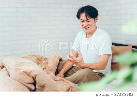 腕の痛みが治った男性 87375982