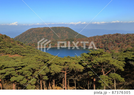 二湖パノラマ展望台から望む秋のえびの高原 ( 六観音御池 方面 ) 87376305