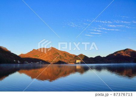 晩秋の榛名湖の風景 87376713