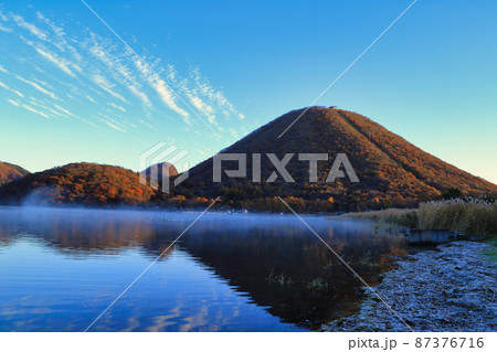 秋の榛名山と榛名湖 87376716