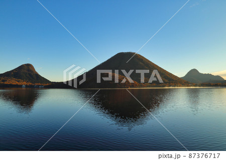 晩秋の榛名湖の風景 87376717