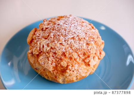シュークリームと水色の皿 87377898