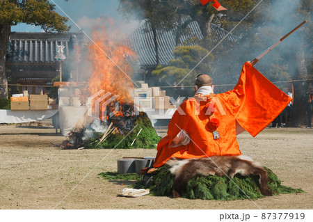 お焚き上げ祈願する僧侶 お焚き上げ祈願する僧侶 87377919