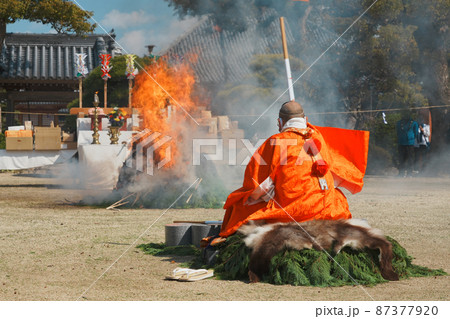 お焚き上げ祈願する僧侶 お焚き上げ祈願する僧侶 87377920