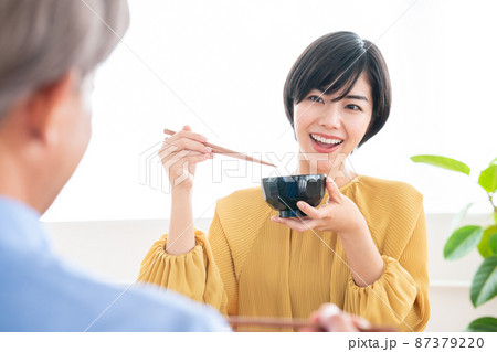 娘と食事 87379220