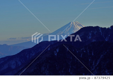 冬の甲斐駒ヶ岳黒戸尾根刃渡りからの富士山 冬の甲斐駒ヶ岳黒戸尾根刃渡りからの富士山 87379425
