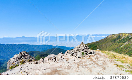 美ヶ原の風景：登山道から王ケ頭・北アルプス方面の眺め 87379689