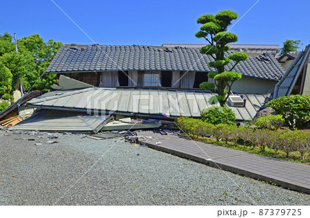 熊本地震で被災した益城町の倒壊家屋 熊本地震で被災した益城町の倒壊家屋 87379725