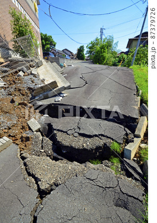 熊本地震で被災した益城町 熊本地震で被災した益城町 87379726