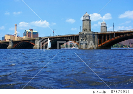 ボストンとケンブリッジを結ぶロングフェロー橋 87379912