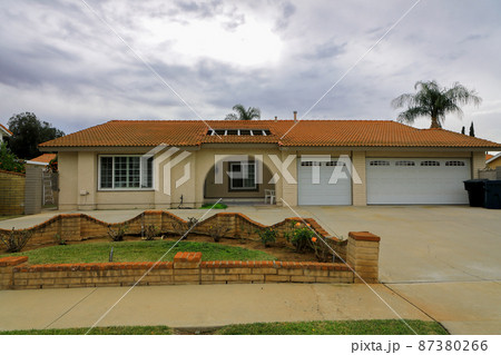 ロサンゼルス郊外の戸建て住宅　カルフォルニア州ロサンゼルス郡 87380266