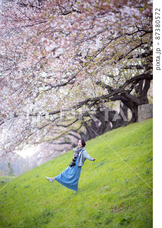 桜と女性カメラマン 桜と女性カメラマン 87380572