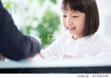 教育　英会話教室でレッスンを受ける女の子 87380596