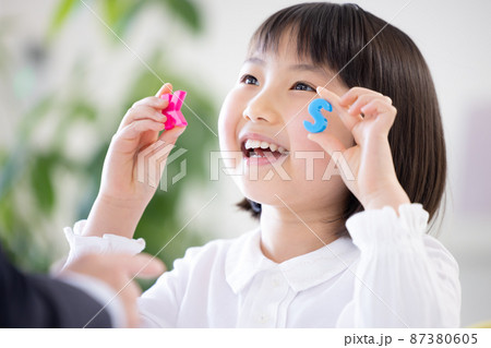 教育　英会話教室でレッスンを受ける女の子 87380605