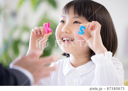 教育　英会話教室でレッスンを受ける女の子 87380675