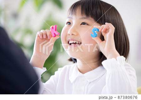 教育　英会話教室でレッスンを受ける女の子 87380676