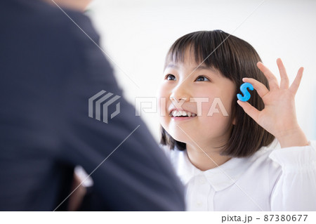 教育　英会話教室でレッスンを受ける女の子 87380677