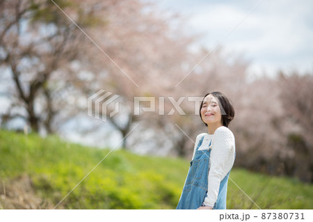 桜の名所に花見に来た女性 87380731