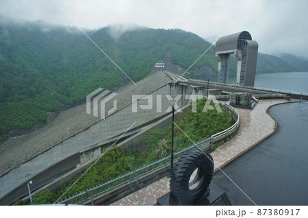 奈良俣ダムの堤体と洪水吐 奈良俣ダムの堤体と洪水吐 87380917
