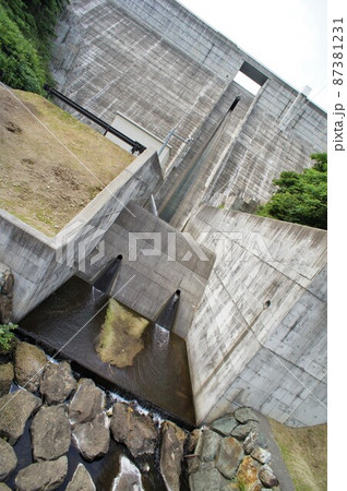 下流から見る青野大師ダムの堤体 87381231