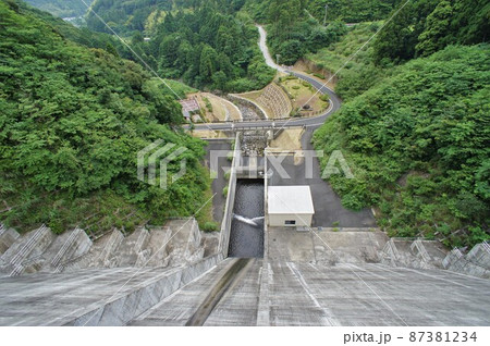 天端から見る青野大師ダムの堤体 天端から見る青野大師ダムの堤体 87381234