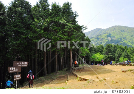 伊勢原市 大山登山道の見晴台と新緑大山と道しるべと登山者 伊勢原市 大山登山道の見晴台と新緑大山と道しるべと登山者 87382055