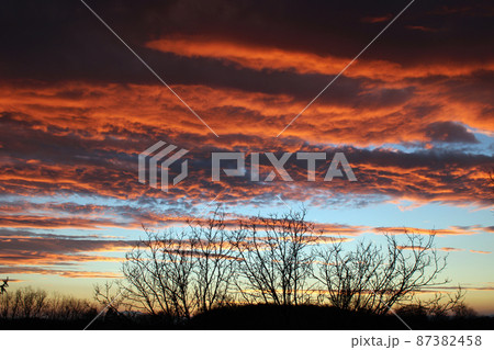 Winter evening sunset and the sky over the frozen countryside near Zagreb, Croatia 87382458