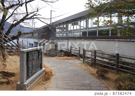 三原駅と一体化している三原城本丸跡 87382474