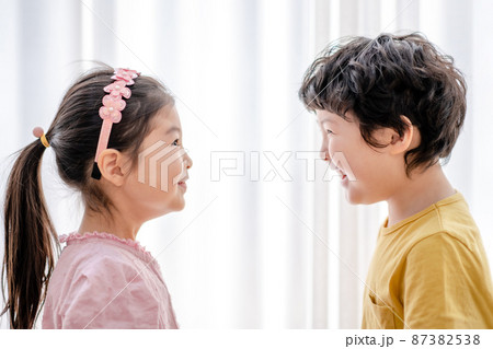 男の子 女の子 子供 87382538