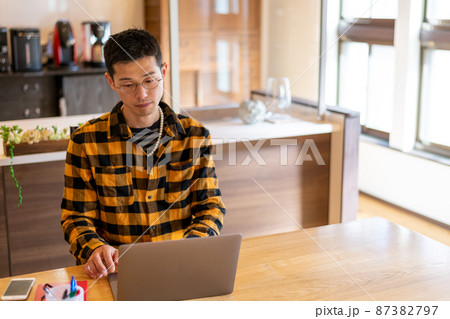 自宅でデザイン関連の仕事をする男性起業家 87382797