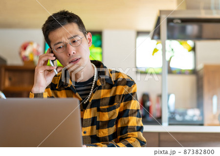 クライアントとの商談で難色を示しながら会話する男性起業家 クライアントとの商談で難色を示しながら会話する男性起業家 87382800