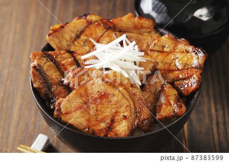 北海道十勝帯広で名物の炭火焼き豚丼 87383599