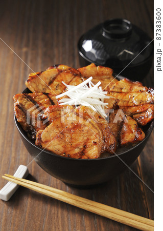 北海道十勝帯広で名物の炭火焼き豚丼 北海道十勝帯広で名物の炭火焼き豚丼 87383600