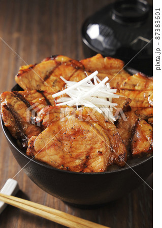 北海道十勝帯広で名物の炭火焼き豚丼 87383601
