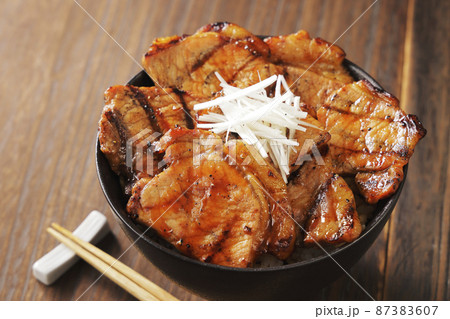 北海道十勝帯広で名物の炭火焼き豚丼 87383607