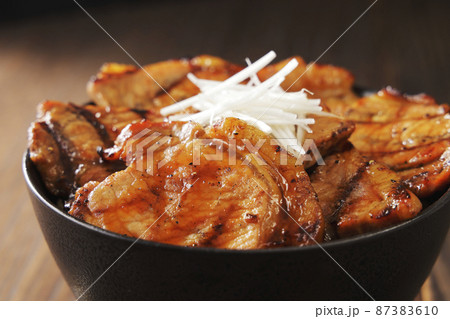 北海道十勝帯広で名物の炭火焼き豚丼 北海道十勝帯広で名物の炭火焼き豚丼 87383610