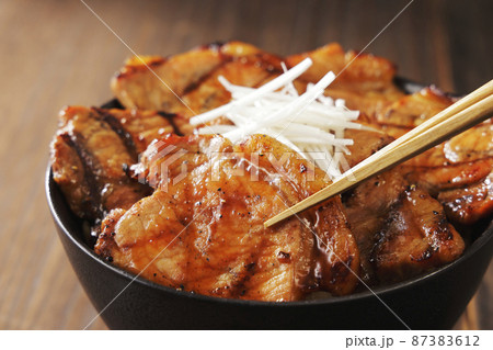 北海道十勝帯広で名物の炭火焼き豚丼 北海道十勝帯広で名物の炭火焼き豚丼 87383612