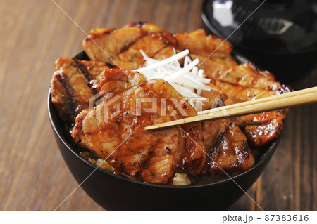 北海道十勝帯広で名物の炭火焼き豚丼 北海道十勝帯広で名物の炭火焼き豚丼 87383616