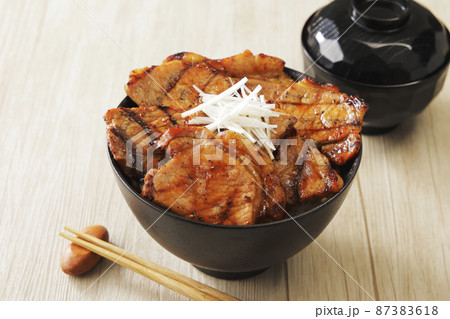 北海道十勝帯広で名物の炭火焼き豚丼 87383618