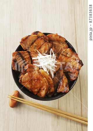 北海道十勝帯広で名物の炭火焼き豚丼 北海道十勝帯広で名物の炭火焼き豚丼 87383638