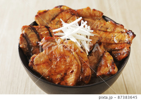 北海道十勝帯広で名物の炭火焼き豚丼 87383645