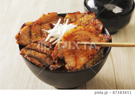 北海道十勝帯広で名物の炭火焼き豚丼 北海道十勝帯広で名物の炭火焼き豚丼 87383651