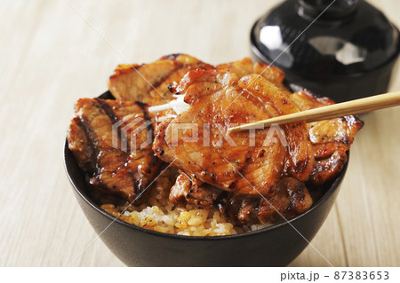 北海道十勝帯広で名物の炭火焼き豚丼 87383653