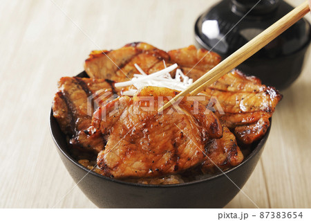 北海道十勝帯広で名物の炭火焼き豚丼 北海道十勝帯広で名物の炭火焼き豚丼 87383654