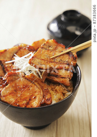 北海道十勝帯広で名物の炭火焼き豚丼 87383666