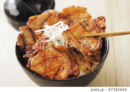 北海道十勝帯広で名物の炭火焼き豚丼 北海道十勝帯広で名物の炭火焼き豚丼 87383668