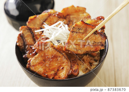 北海道十勝帯広で名物の炭火焼き豚丼 北海道十勝帯広で名物の炭火焼き豚丼 87383670