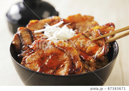 北海道十勝帯広で名物の炭火焼き豚丼 北海道十勝帯広で名物の炭火焼き豚丼 87383671
